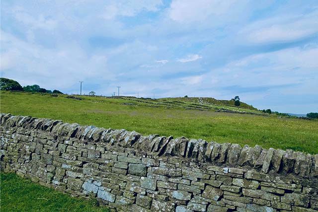 ウエストヨークシャーの丘に伸びる英国伝統の石積みの壁
