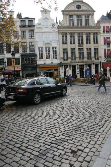 ベルギー、ブリュッセルの車道に敷いたピンコロ石古材の石畳