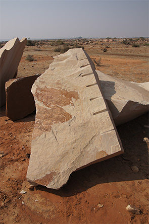 人けの無い平原に無造作に捨て置かれたインド砂岩