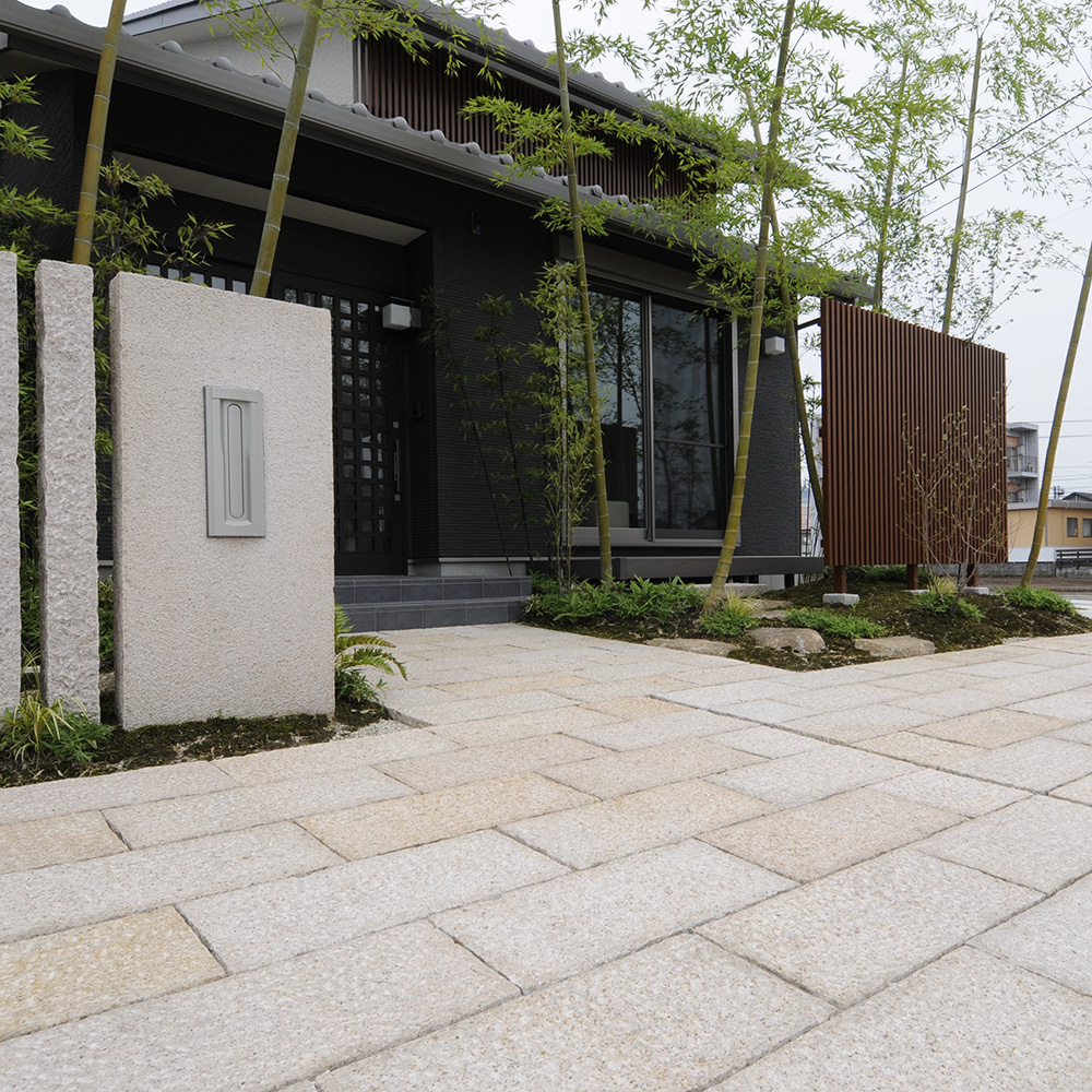 御影板石 錆 五面ノミギリ仕上げ | 造園資材館