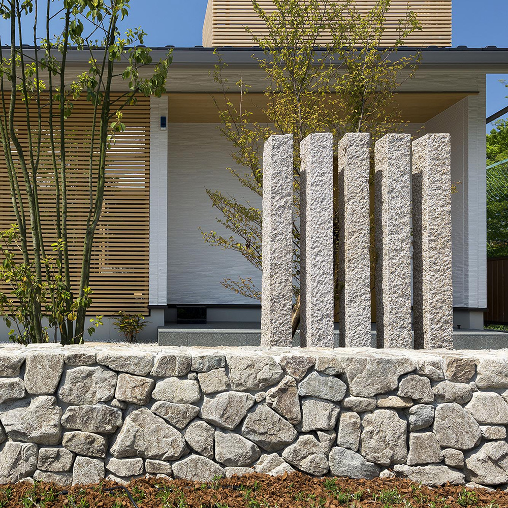 御影延石 錆 三面ノミギリ仕上げ | 造園資材館