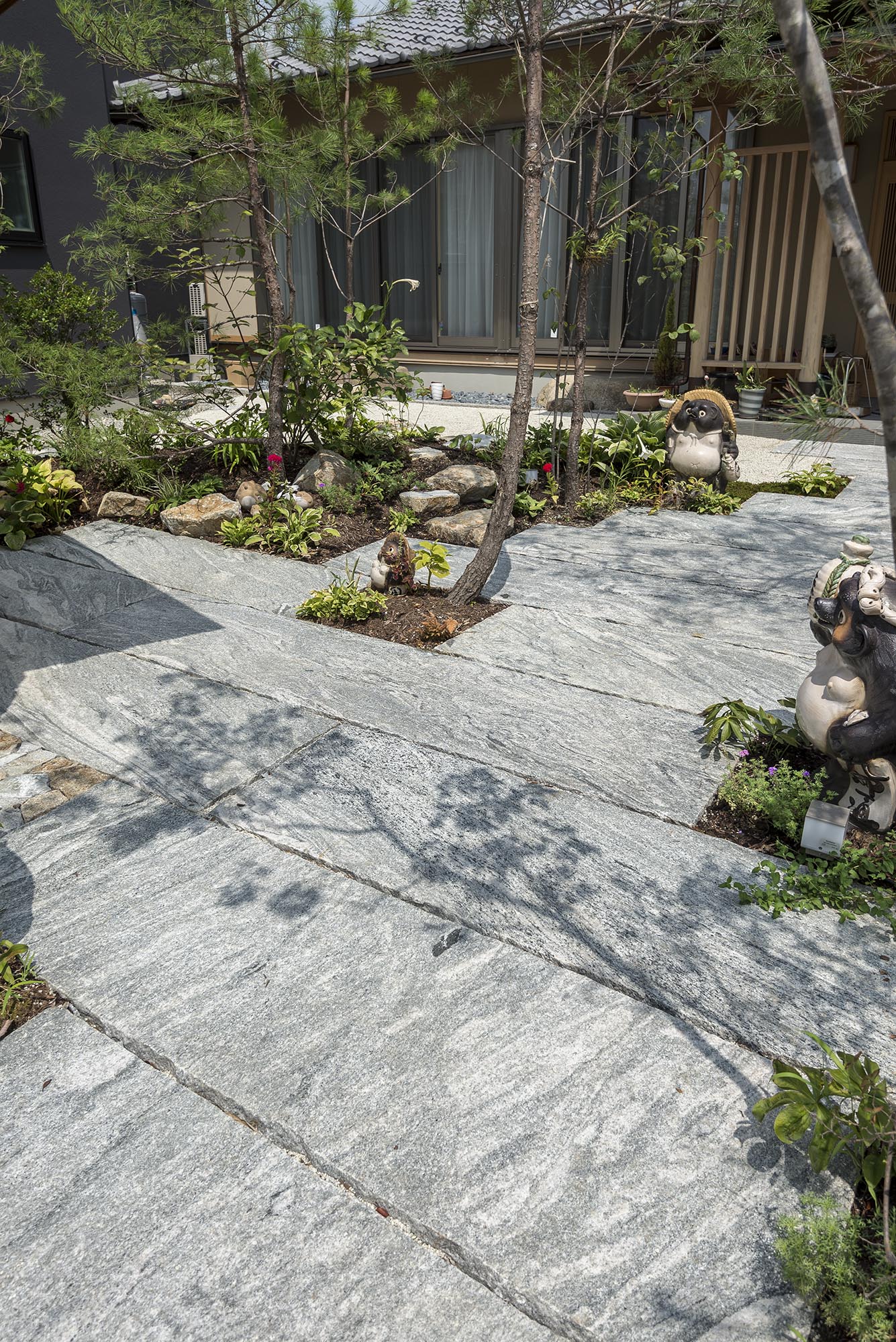 ヴィスタストーン白御影 板石 全面割肌仕上げ | 造園資材館