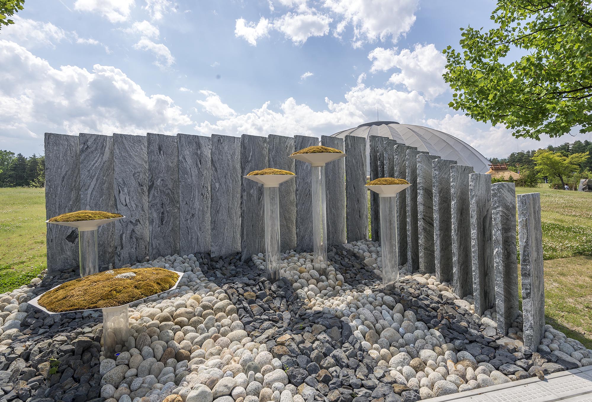 ヴィスタストーン白御影 板石 全面割肌仕上げ | 造園資材館