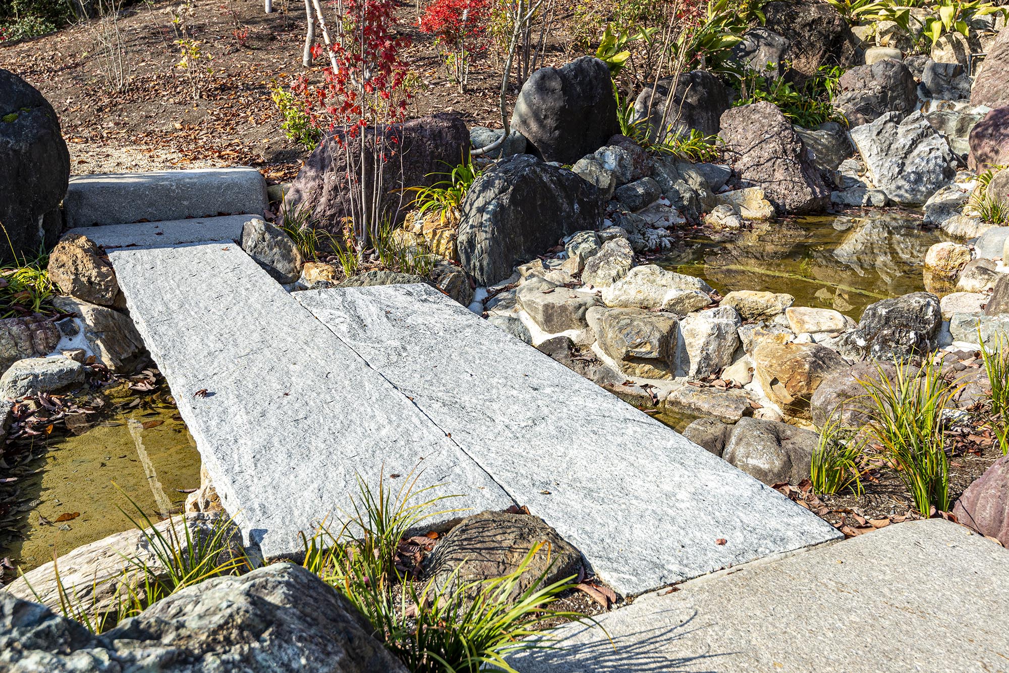 ヴィスタストーン白御影 板石 全面割肌仕上げ | 造園資材館