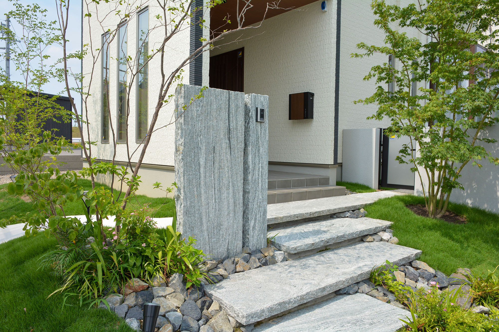 ヴィスタストーン白御影 延石 全面割肌仕上げ | 造園資材館