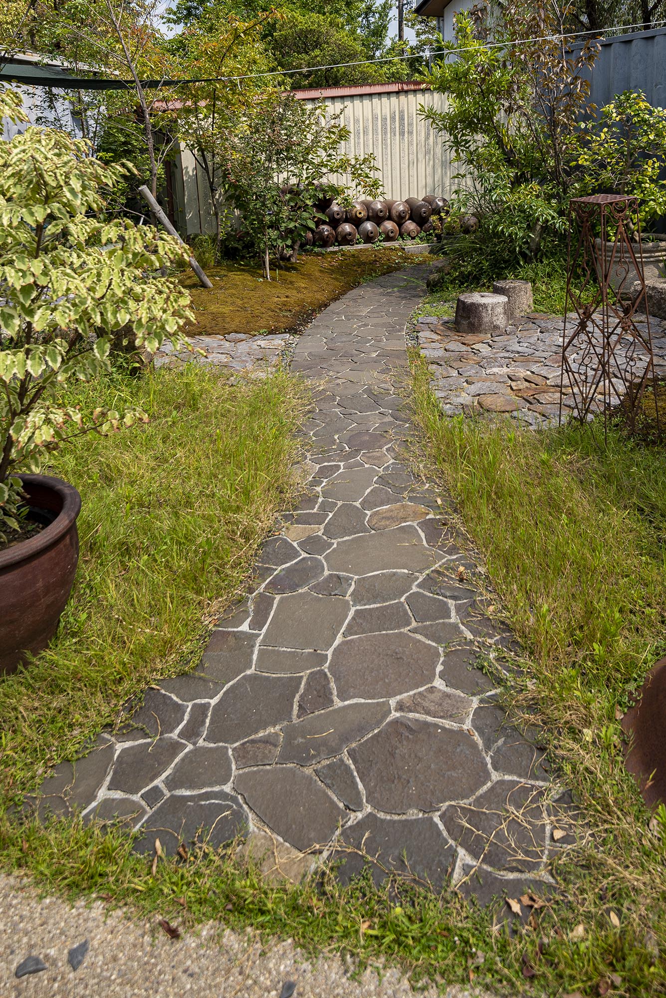 ジャワストーン乱形 黒 | 造園資材館