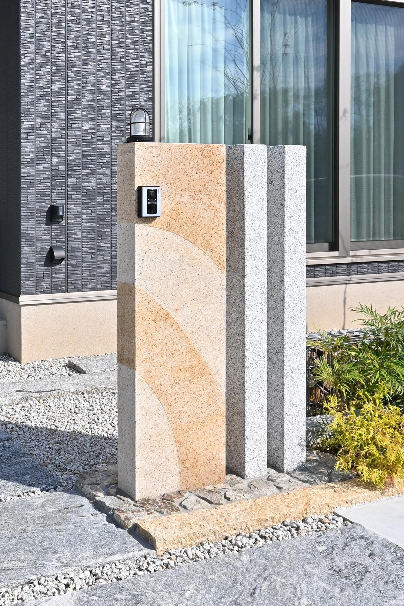 クワンストーン延石 白 六面ノミギリ仕上げ | 造園資材館