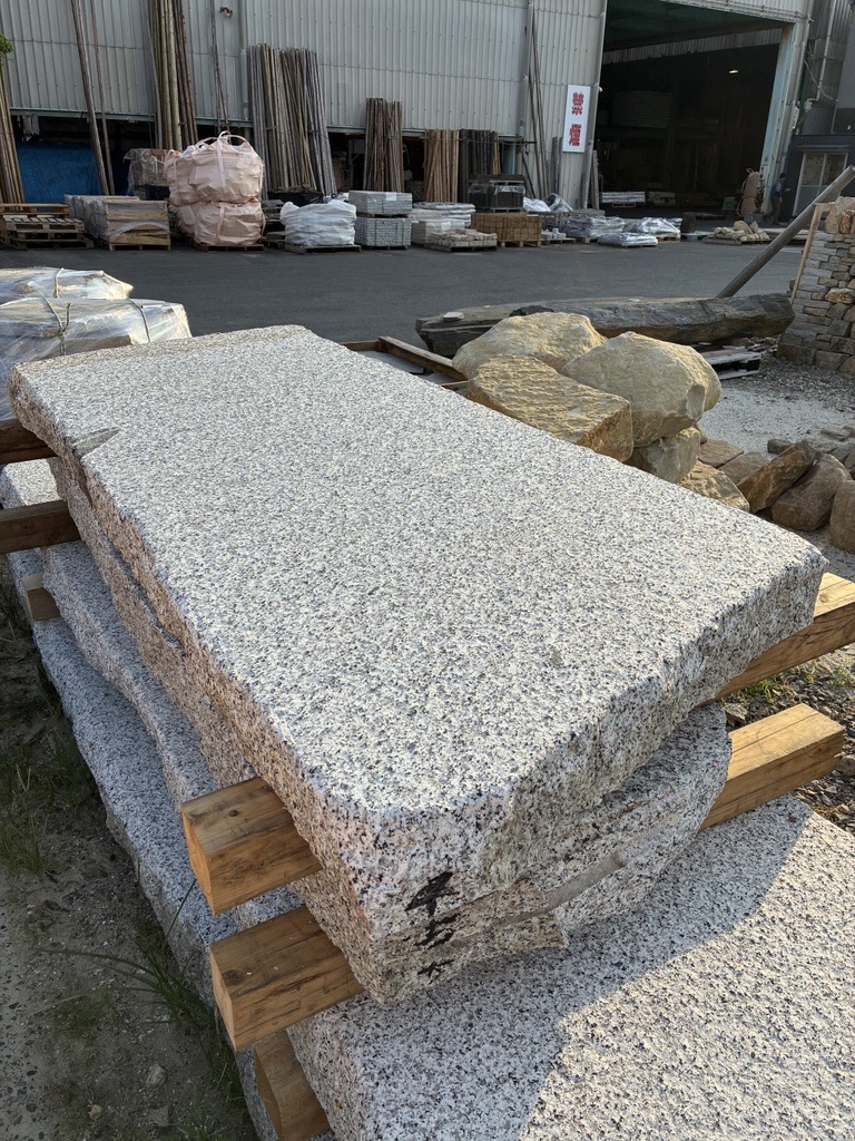 藤岡みかげ　板材　天端バーナー　小口割肌 | 造園資材館